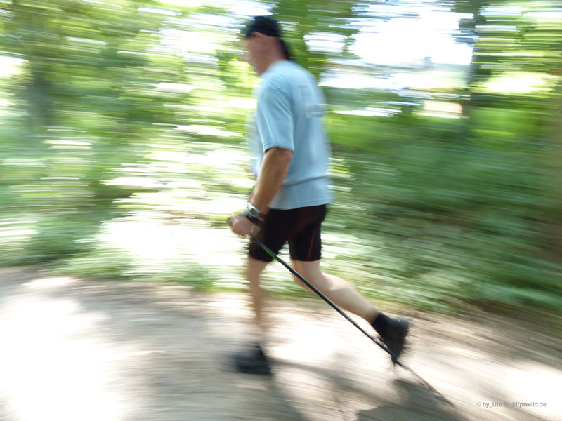 Mensch beim Nordic Walking