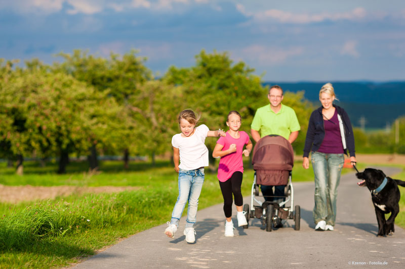 Spazierengehen mit der ganzen Familie