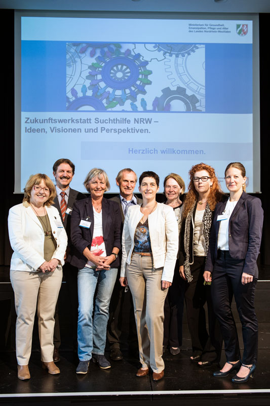 Gesundheitsministerin Barbara Steffens mit Vertretern verschiedener Institutionen bei der Veranstaltung Zukunftswerkstatt Suchthilfe NRW.