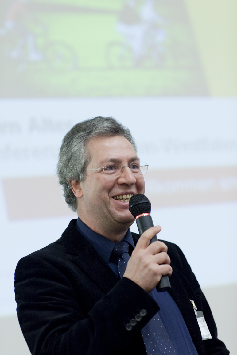 Manfred Dickersbach vom LIGA.NRW moderierte die Plenarveranstaltung