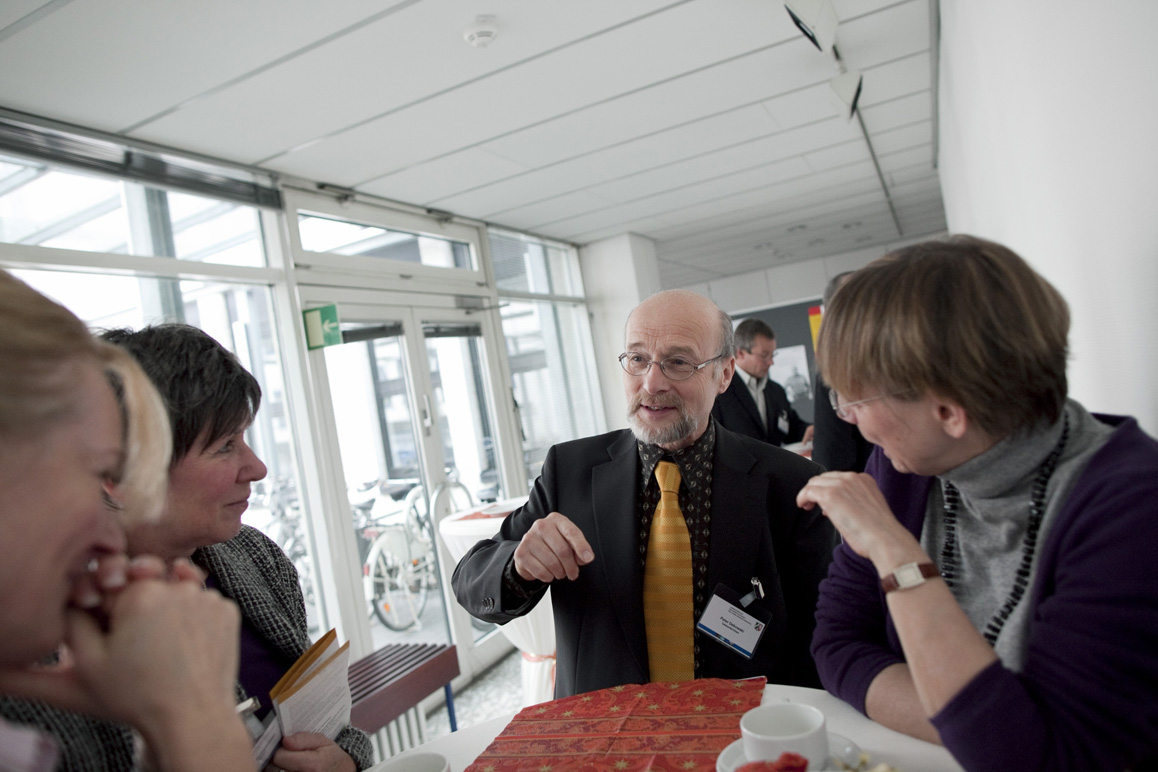 Teilnehmende unterhalten sich während einer Pause