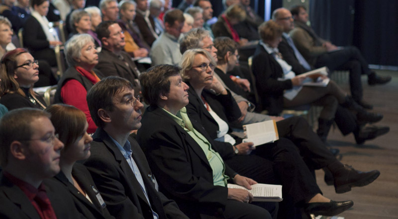 Referierende und Teilnehmende im Plenum