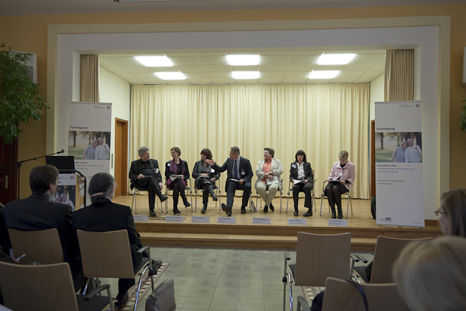 Blick auf die Teilnehmenden der Podiumsdiskussion