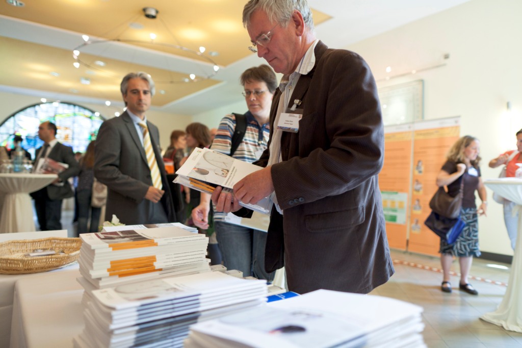 Teilnehmende am Büchertisch