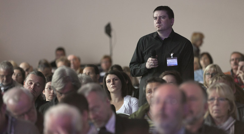 Diskussionsbeitrag eines Teilnehmers im Plenum