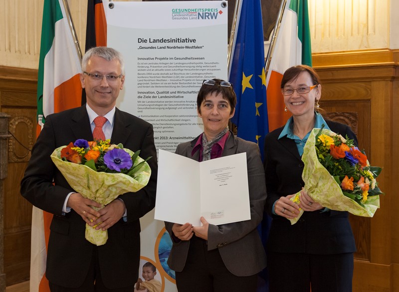 1. Preis: Prof. Dr. Petra Thürmann (rechts) und Prof. Dr. Ulrich Jaehde nahmen die Auszeichnung von Ministerin Barbara Steffens (Mitte) entgegen.
