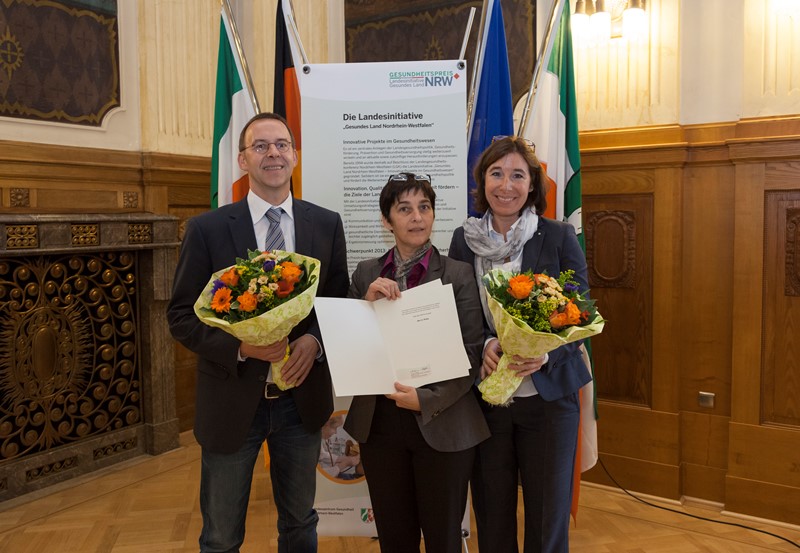 2. Preis: Gabriele Regina Overwiening (rechts) und Prof. Dr. Georg Hempel wurden von Ministerin Barbara Steffens (Mitte) ausgezeichnet.