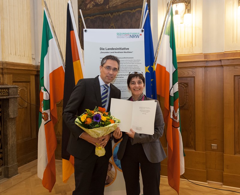 3. Preis: Ministerin Barbara Steffens prämierte das Prosper Hospital mit dem 3. Preis, den Alex Hoppe, Geschäftsführer des Hospitals entgegennahm.