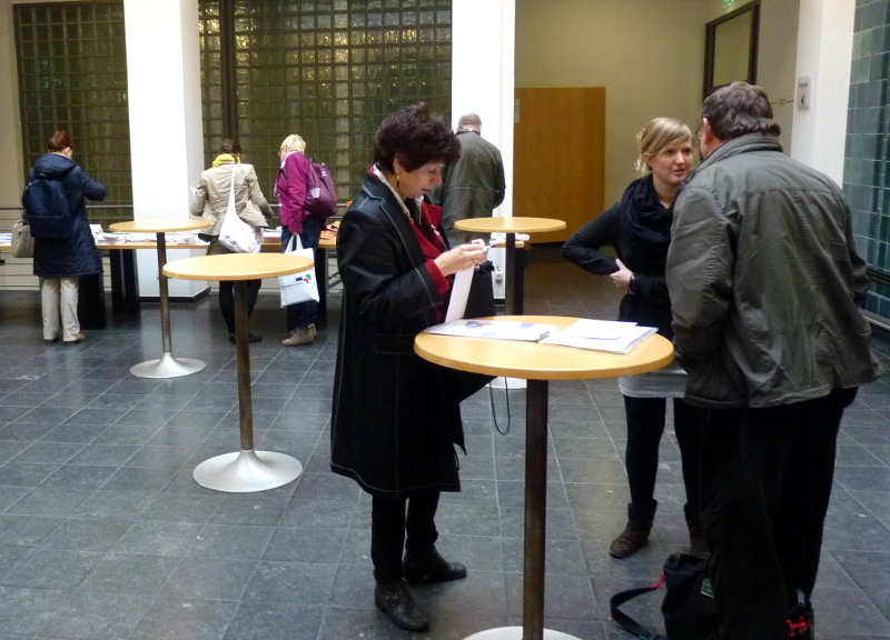 Teilnehmende der Veranstaltung im Foyer