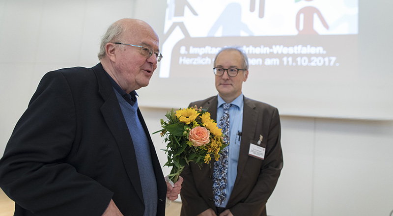 Dr. Jan Leidel bekommt Blumen von Dr. Frank Stollmann