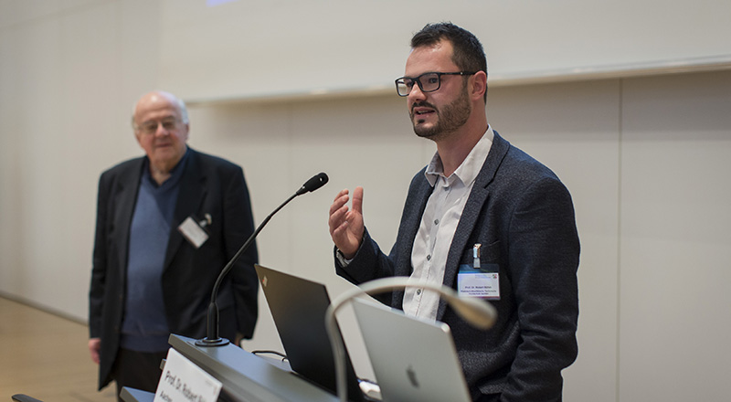 Prof. Dr. Robert Böhm von der Rheinisch-Westfälischen Technischen Hochschule Aachen, im Hintergrund steht Dr. Jan Leidel