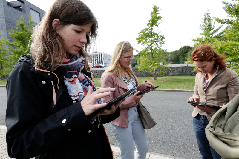 Teilnehmerinnen probieren auf Tablets ein Tool zur Fußgängerfreundlichkeit aus