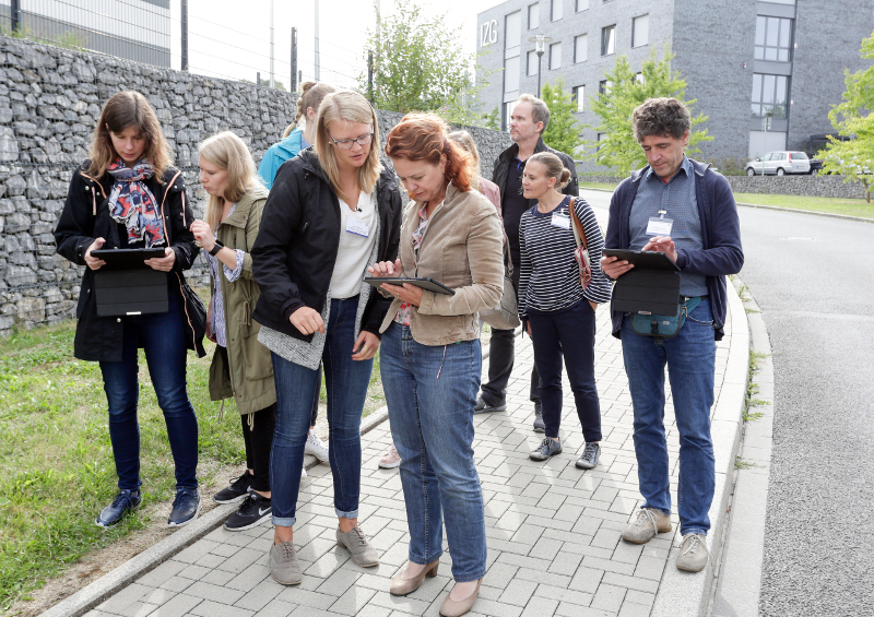 Teilnehmende probieren auf Tablets ein Tool zur Fußgängerfreundlichkeit aus